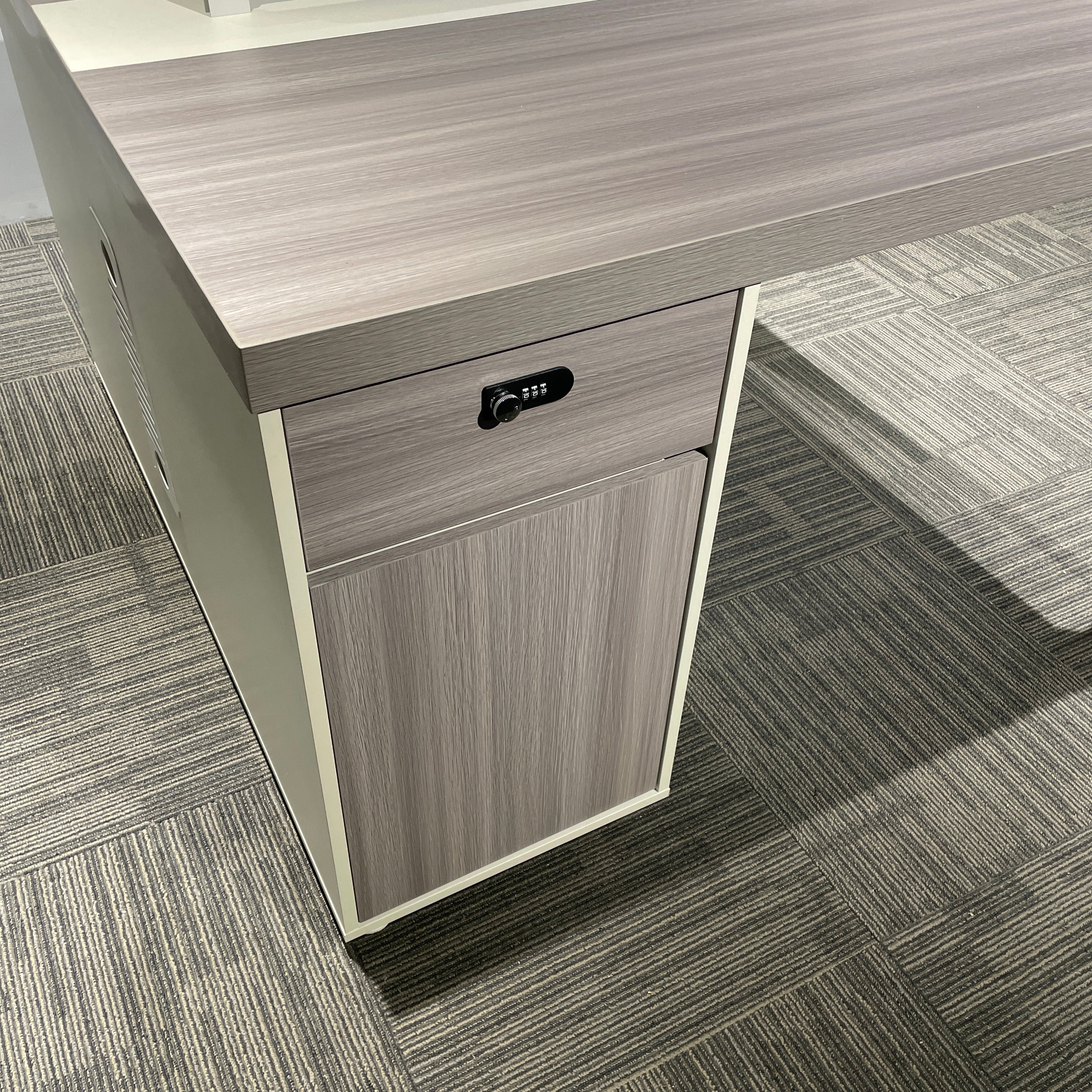 Duo High Quality Dual Workstations Face to Face
